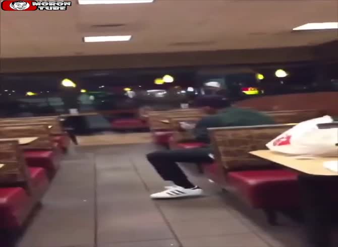 Video :He fights with his ex-girlfriend's new lover in a restaurant